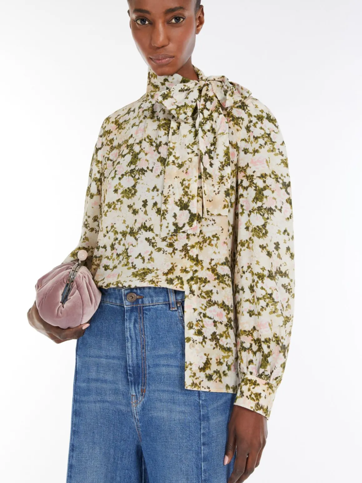 camicia_in_seta_con_fiocco_3.webp Discount Camicia in seta con fiocco Camicie E Bluse