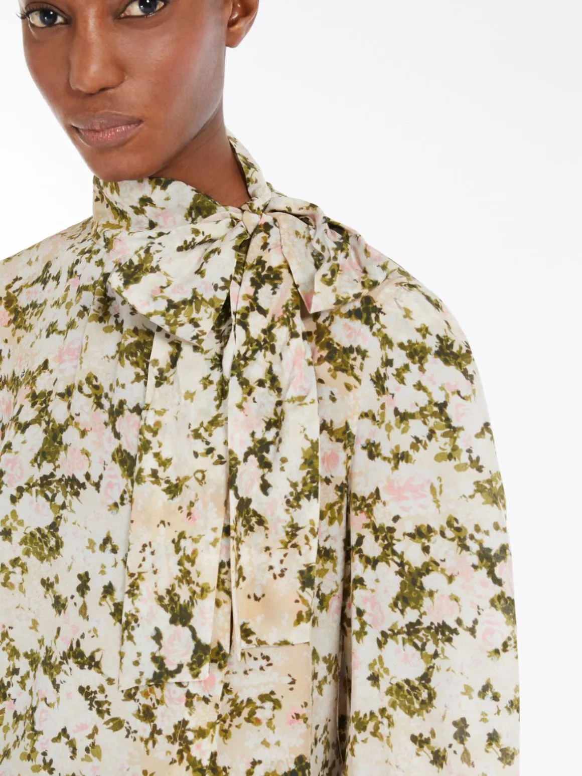 camicia_in_seta_con_fiocco_4.webp Discount Camicia in seta con fiocco Camicie E Bluse