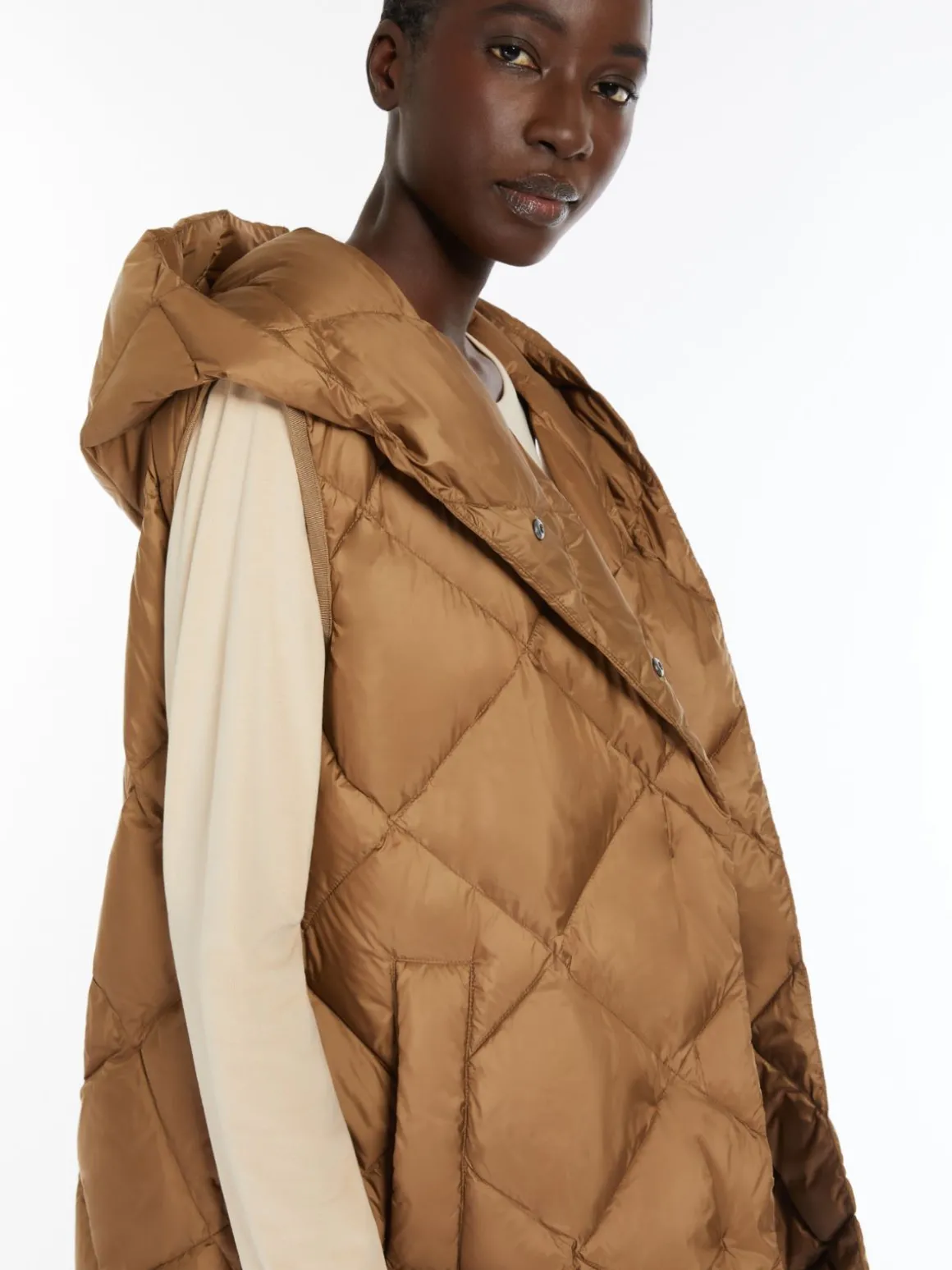 gilet_in_tessuto_tecnico_trapuntato_3.webp Cheap Gilet in tessuto tecnico trapuntato Gilet | Imbottiti E Parka