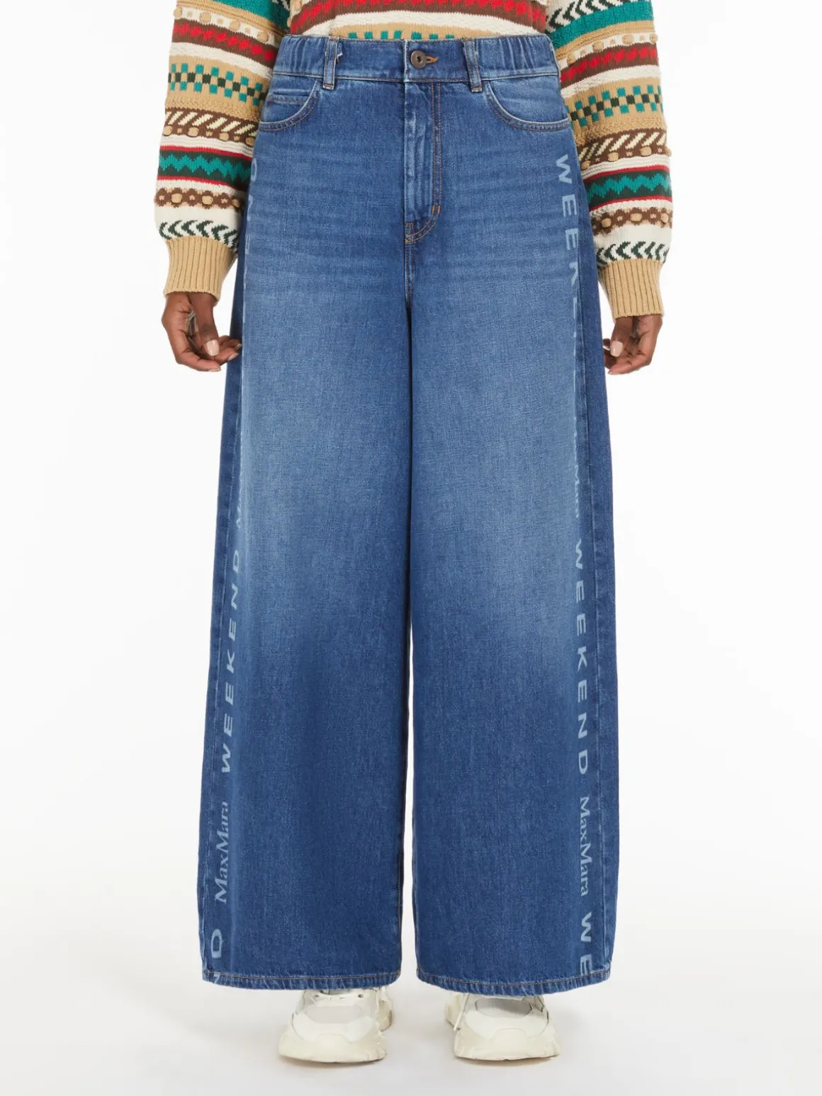 jeans_ampi_in_denim_con_logo_1.webp New Jeans ampi in denim con logo Pantaloniejeans