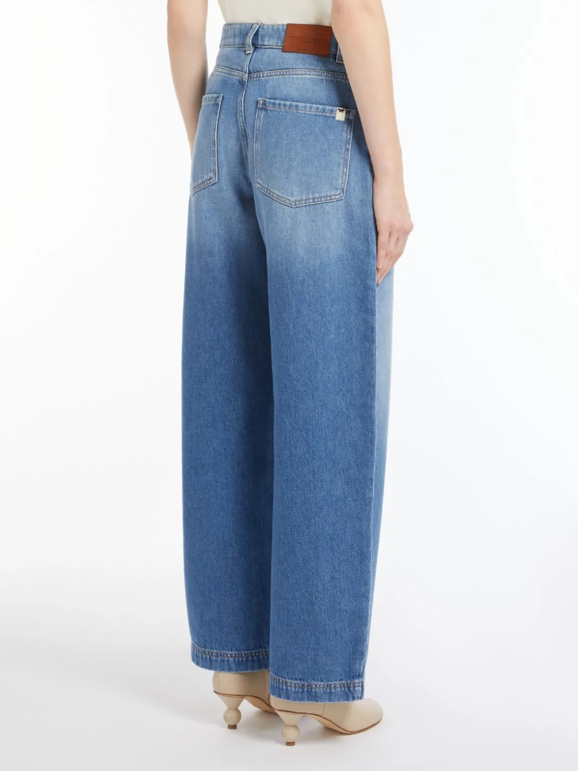 jeans_barrel_leg_in_denim_di_cotone_2.webp Fashion Jeans barrel leg in denim di cotone Pantaloniejeans