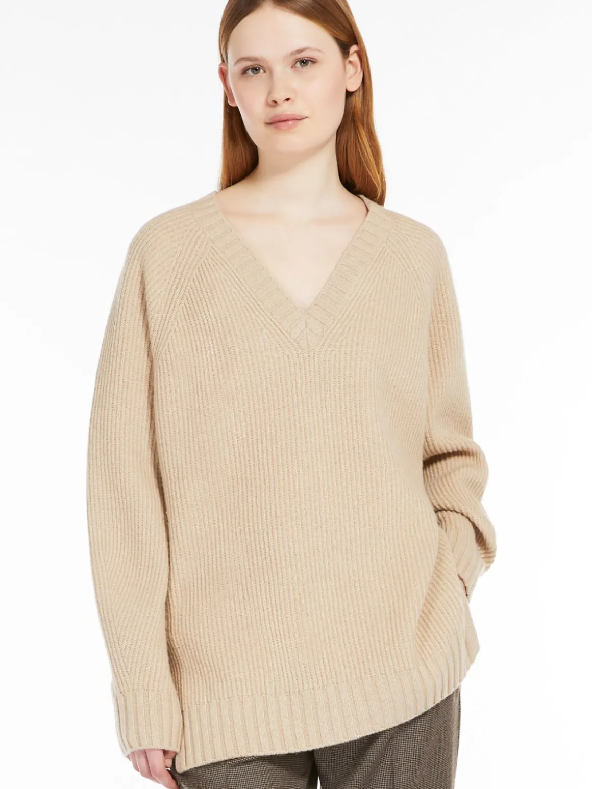maglia_a_v_in_lana_viscosa_e_cachemire_3.webp Outlet Maglia a V in lana, viscosa e cachemire Maglie