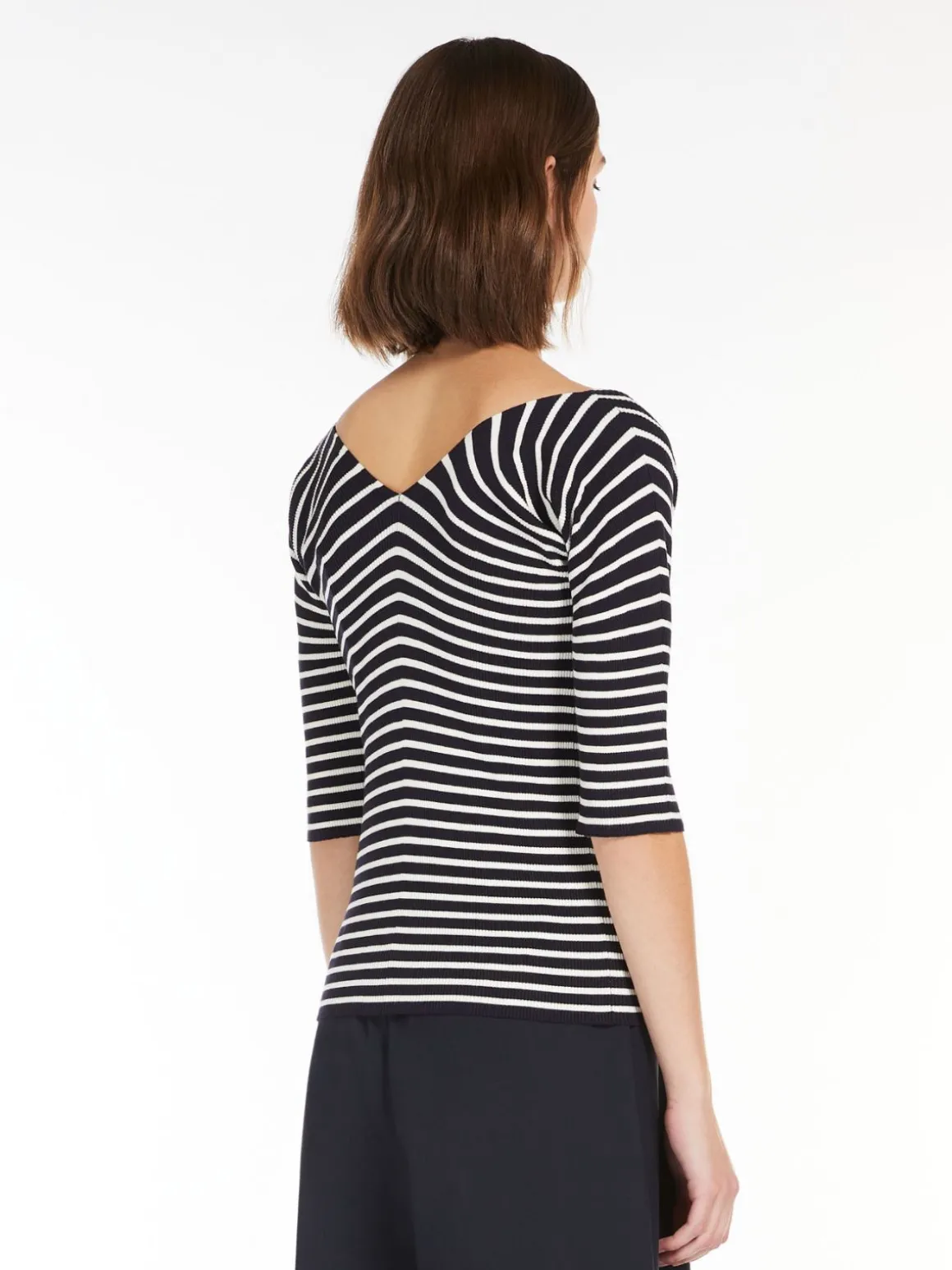maglia_a_v_in_viscosa_a_coste_2-1.webp Sale Maglia a V in viscosa a coste Maglie