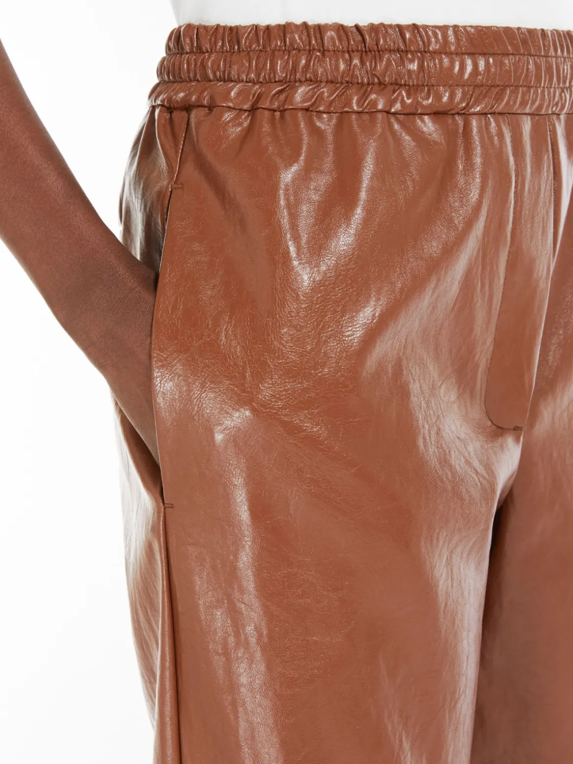 pantalone_palazzo_in_tessuto_spalmato_3-1.webp Hot Pantalone palazzo in tessuto spalmato Pantaloniejeans