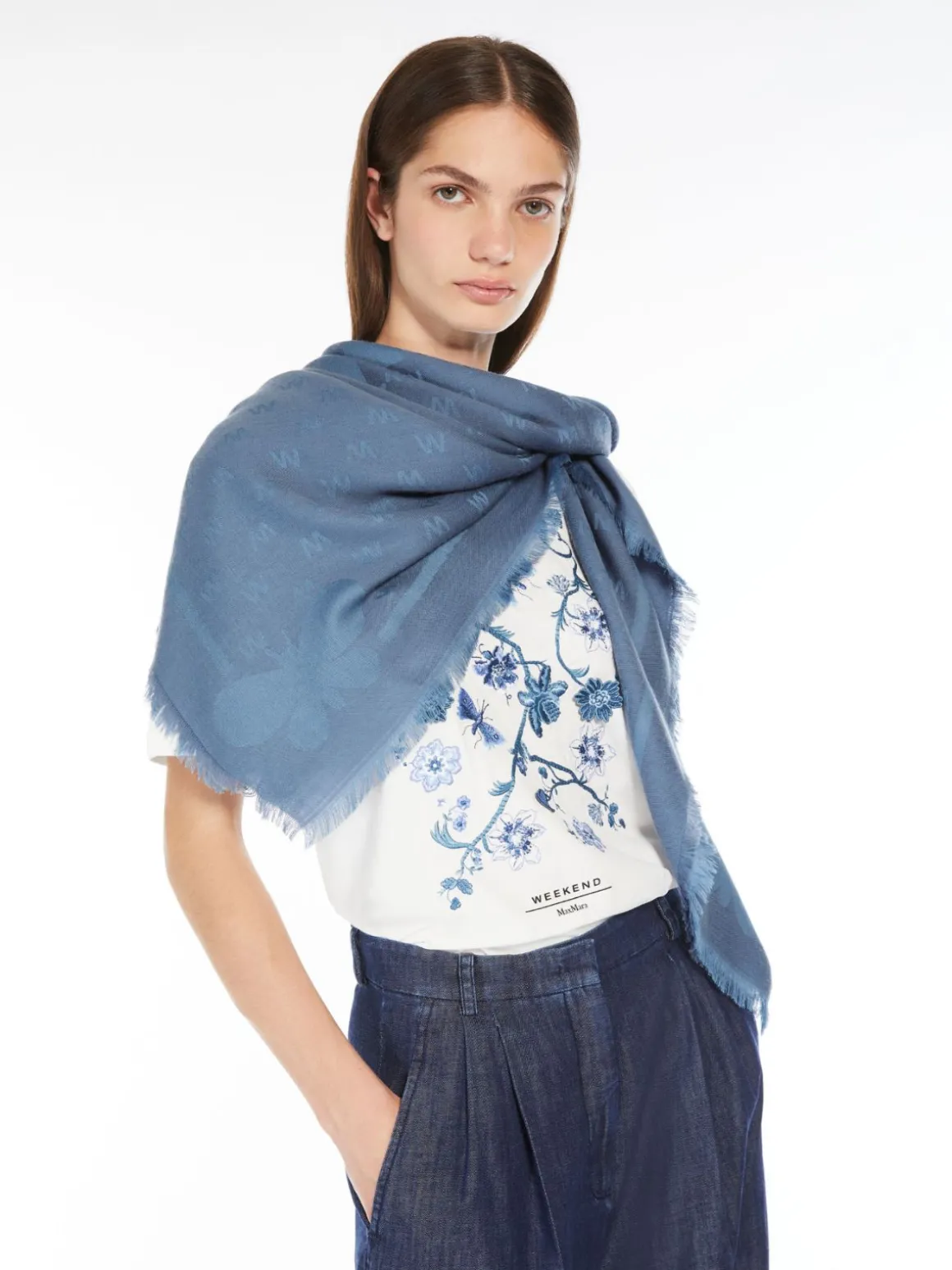 scialle_in_viscosa_e_lana_jacquard_3.webp Store Scialle in viscosa e lana jacquard Sciarpeefoulard